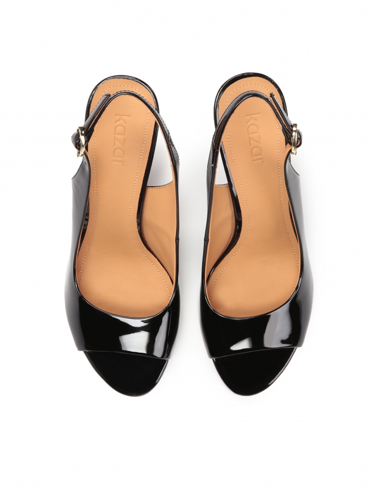 Czarne lakierowane sandały z zabudowaną cholewką