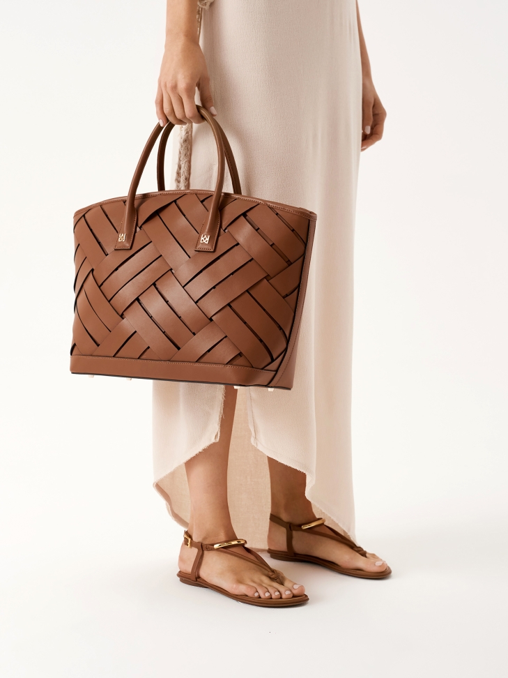 Płaskie sandały japonki z brązowej skóry