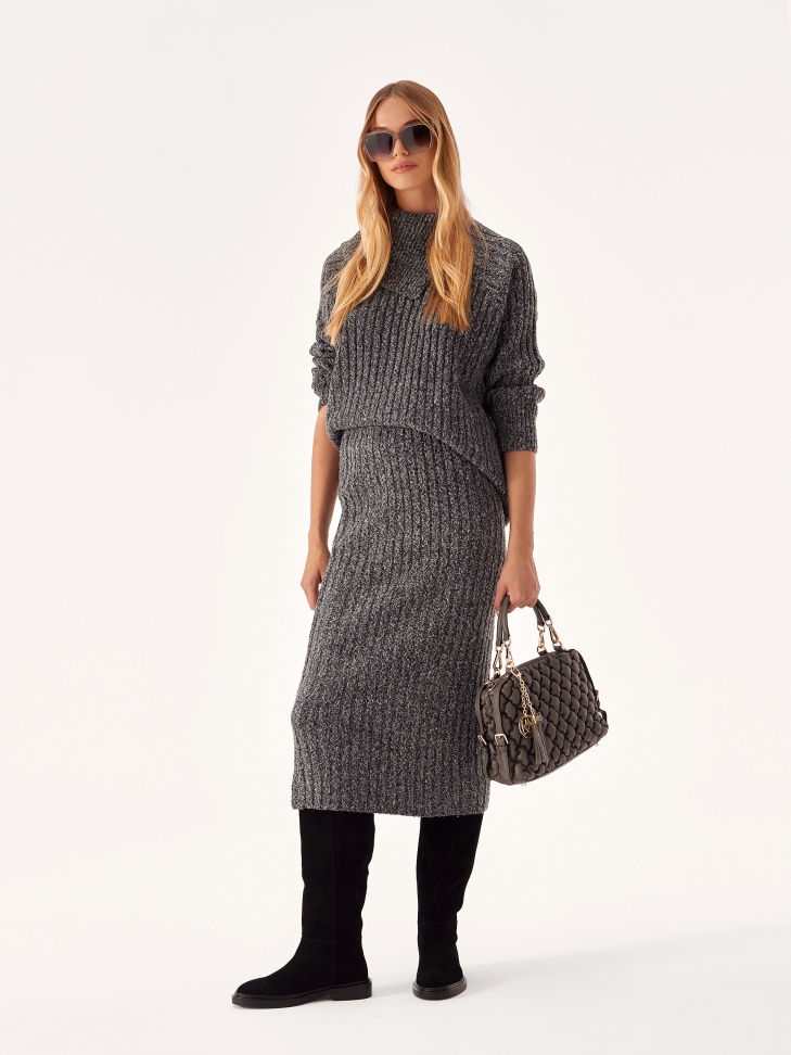 Zamszowe czarne kozaki ze wsuwaną cholewką