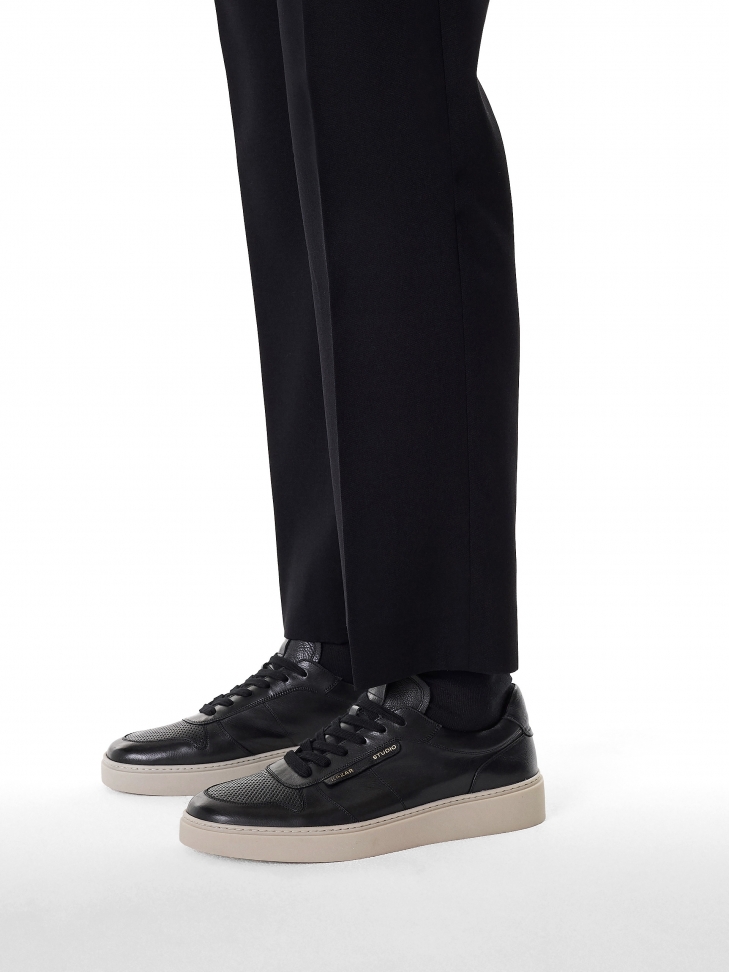 Czarne sneakersy z logo i perforacją