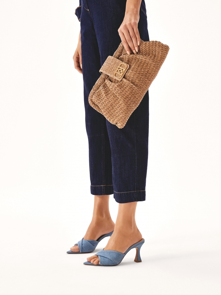 Niebieskie klapki denim ze spiczastymi noskami