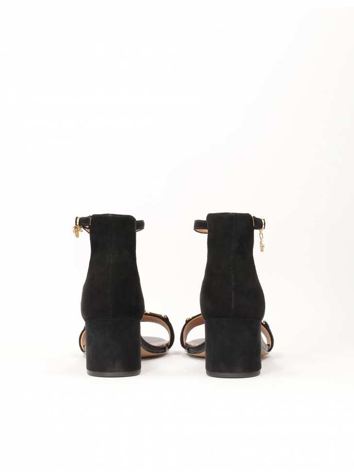 Zamszowe sandały z zaytą piętą i niskim obcasem