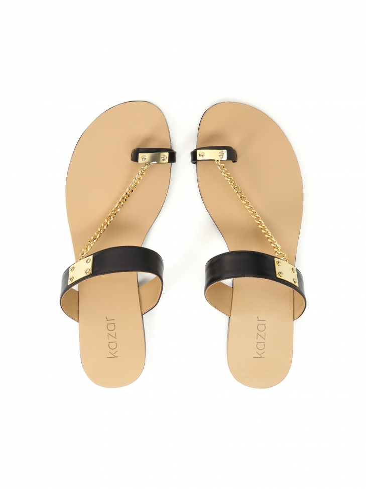 Skórzane czarne klapki z ozdobnym łańcuszkiem