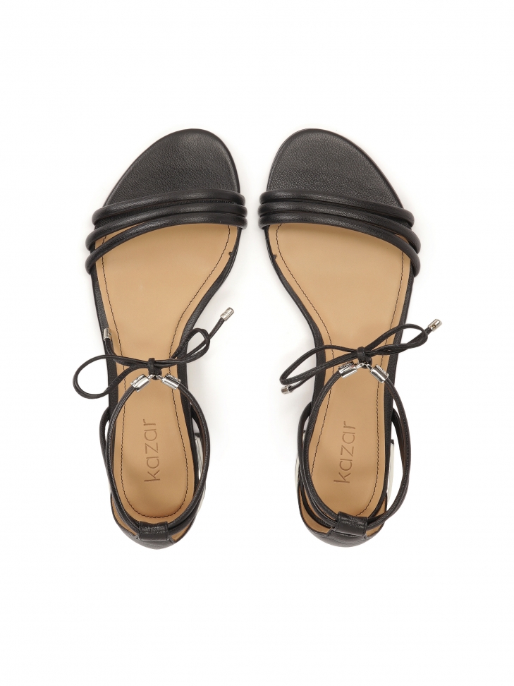 Czarne sandały na płaskiej podeszwie ze srebrnym obcasem