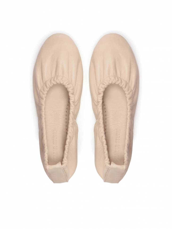 Skórzane beżowe baleriny z gumką na cholewce