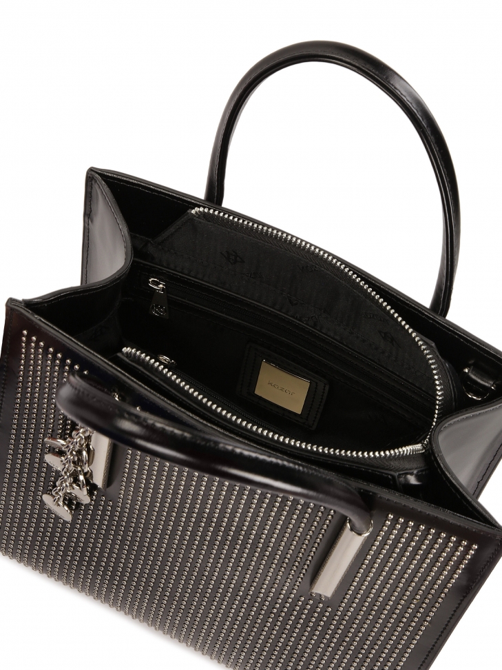 Czarna torebka z brelokiem zdobiona srebrnymi dżetami