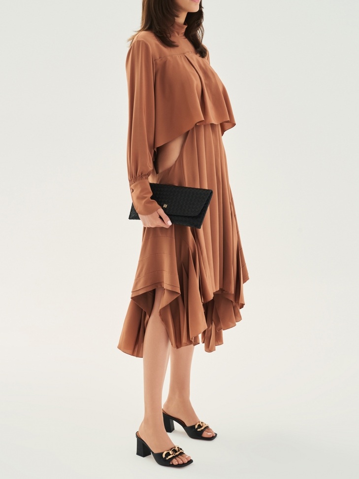 Skórzane klapki na słupku ozdobione grubym łańcuchem