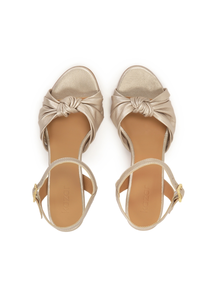Złote sandały z supełkiem na cholewce