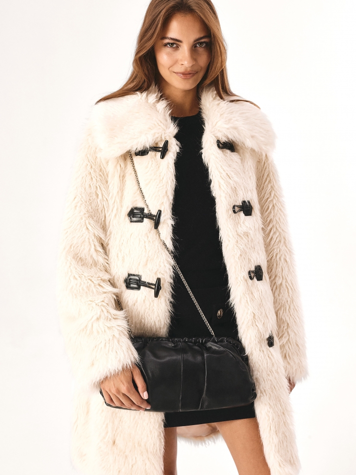 Skórzana czarna torebka z efektem soft volume