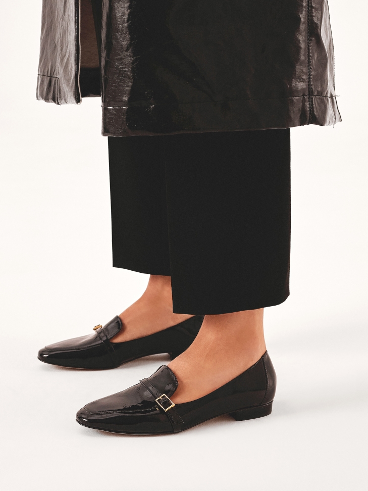 Lakierowane czółenka na płaskim obcasie