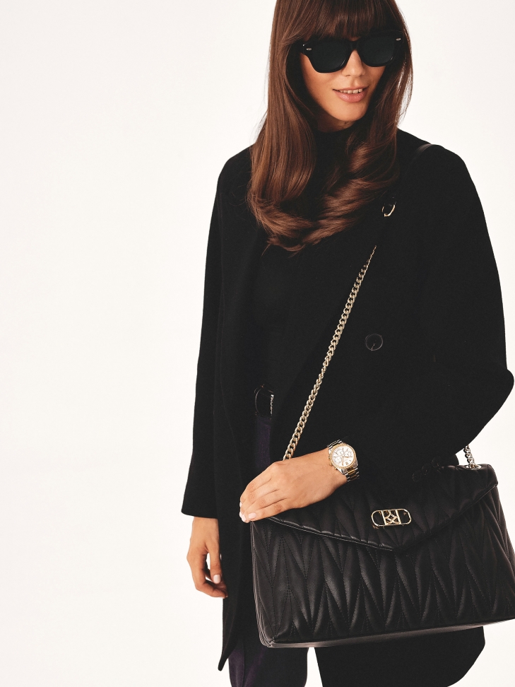 Czarna torebka z nietypową klapą