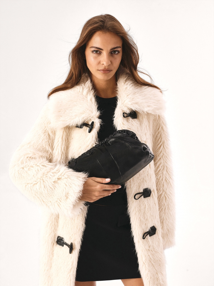 Skórzana czarna torebka z efektem soft volume