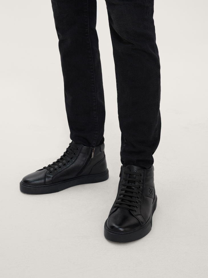 Wysokie sneakersy męskie zdobione monogramem