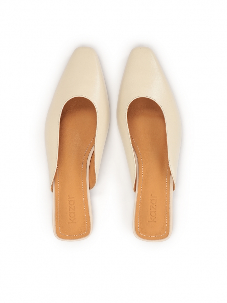 Płaskie klapki z zabudowanym wydłużonym noskiem