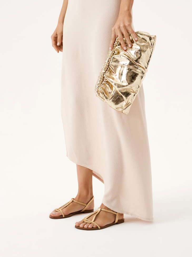 Złote sandały na płaskiej podeszwie