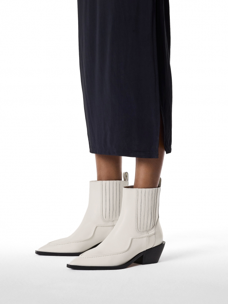 Skórzane kowbojki w kolorze amanej bieli