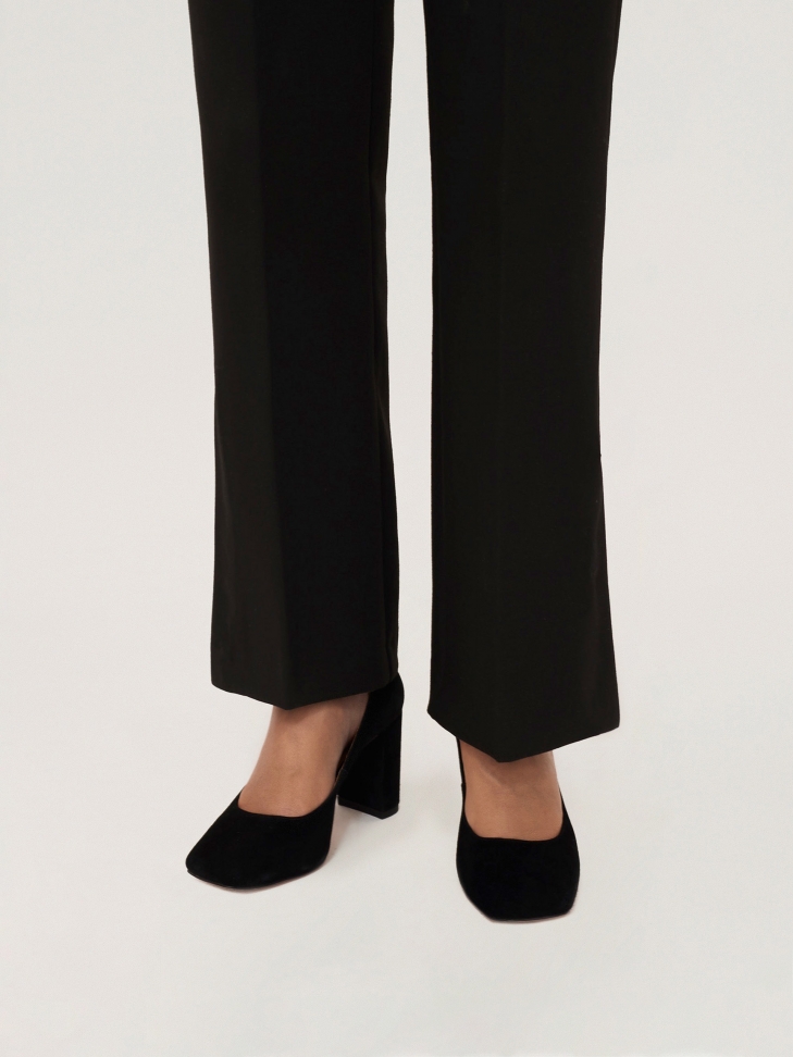 Minimalistyczne czarne czółenka z zamszu na szerokim obcasie