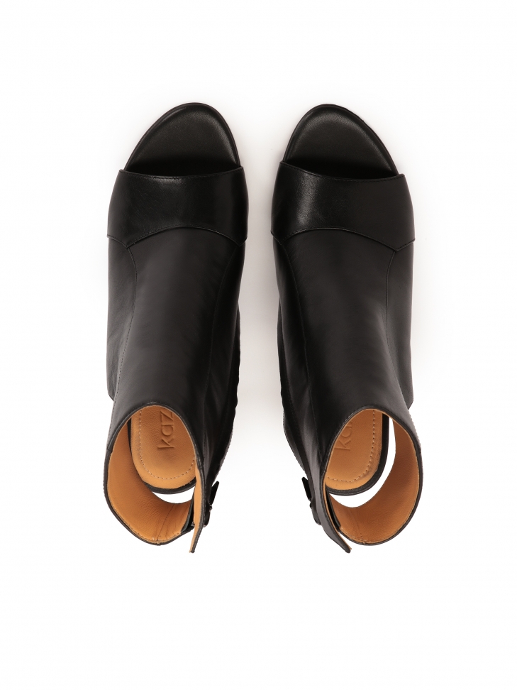 Czarne skórzane botki peep toe