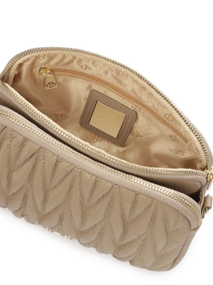 Efektownie pikowana torebka z paskiem na ramię