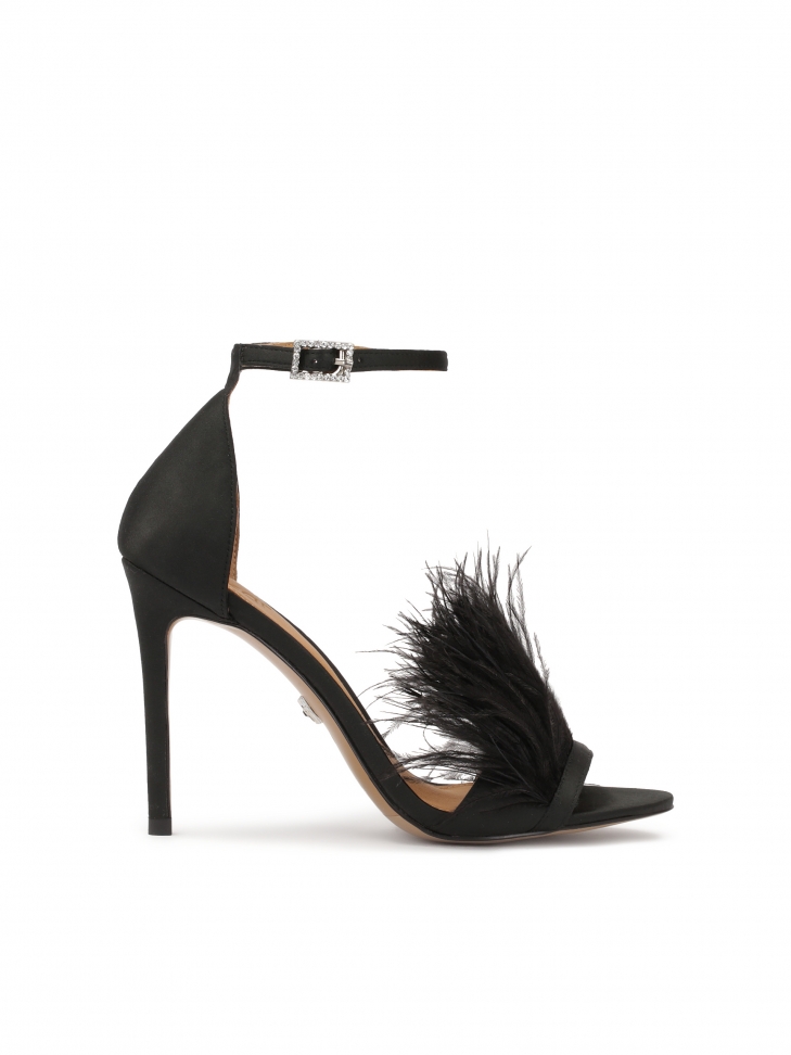 Czarne sandały zdobione piórami
