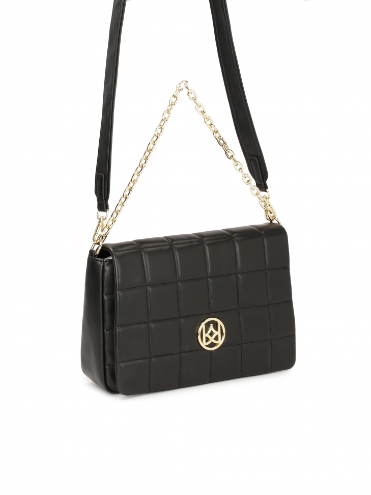 Czarna torebka z pikowaną klapą