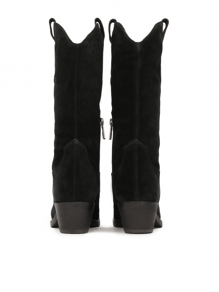 Zamszowe kowbojki na niewysokim obcasie