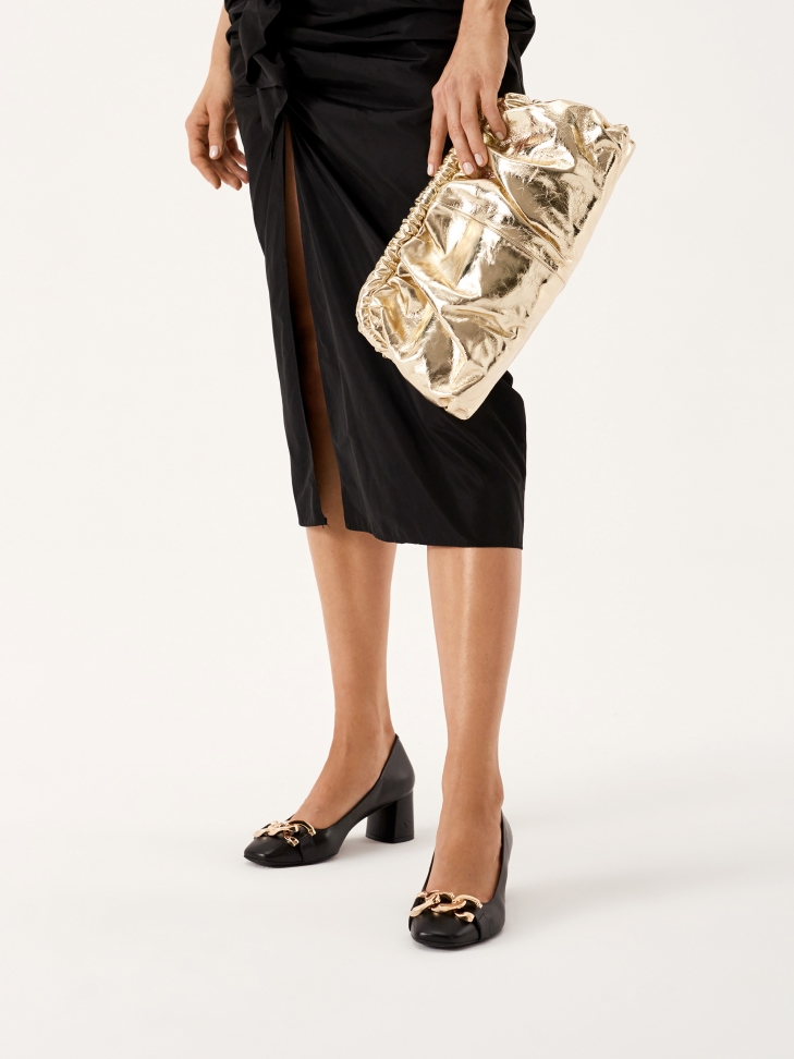 Czarne czółenka na szerokim obcasie zdobione ogniwami