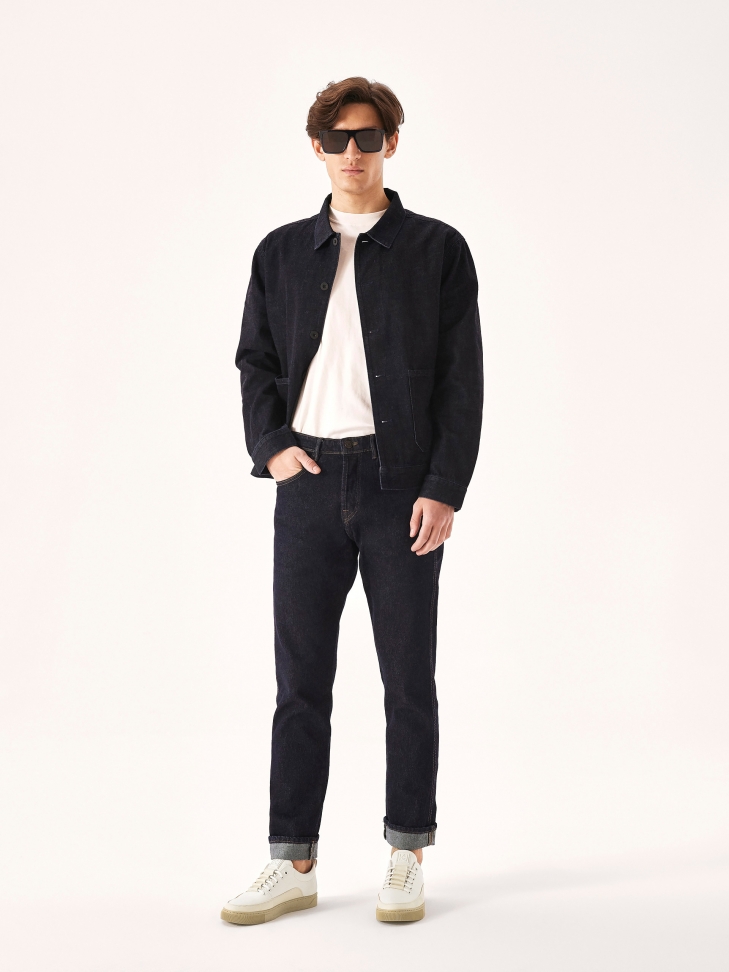 Białe skórzane trampki na beżowej podeszwie