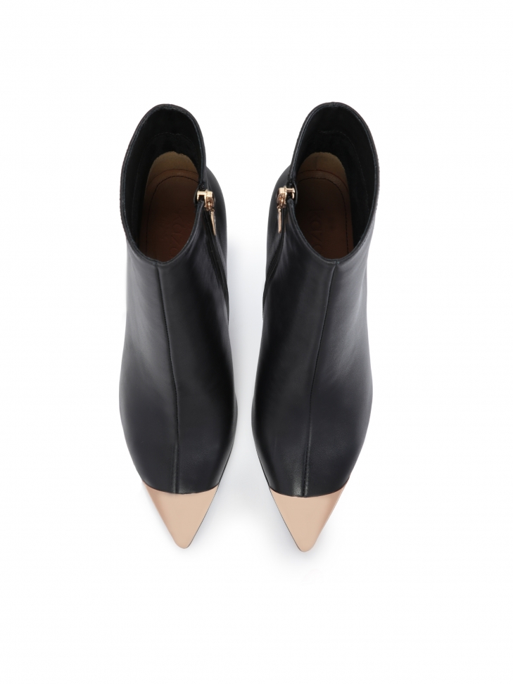 Czarne skórzane botki na obcasie z metalowym noskiem