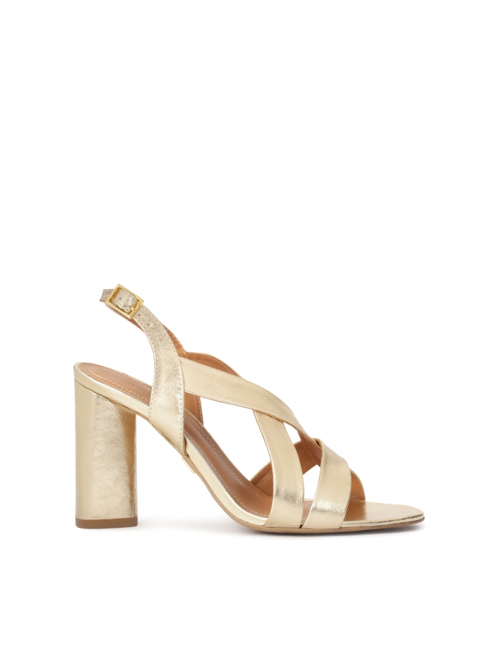 Złote sandały z szerokimi paskami