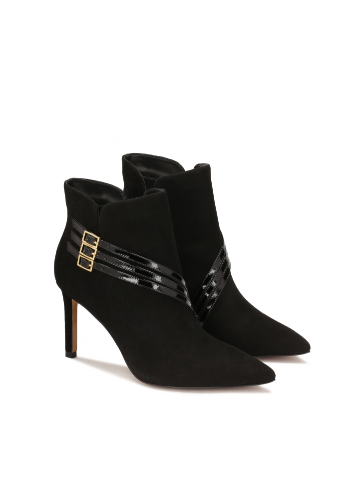 Zamszowe botki zdobione paskami