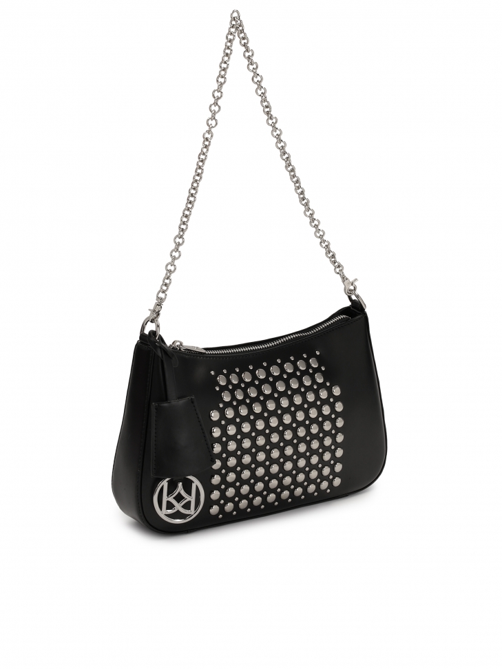 Czarna skórzana torebka z paskiem i łańcuszkiem ozdobiona oągłymi nitami