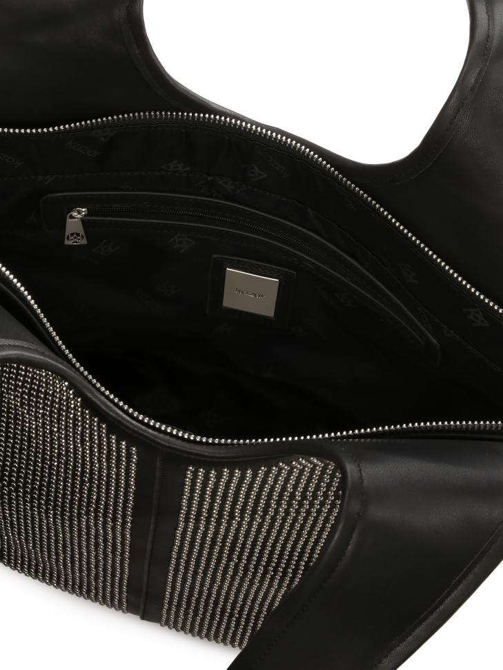 Torebka hobo zdobiona małymi metalowymi nitami