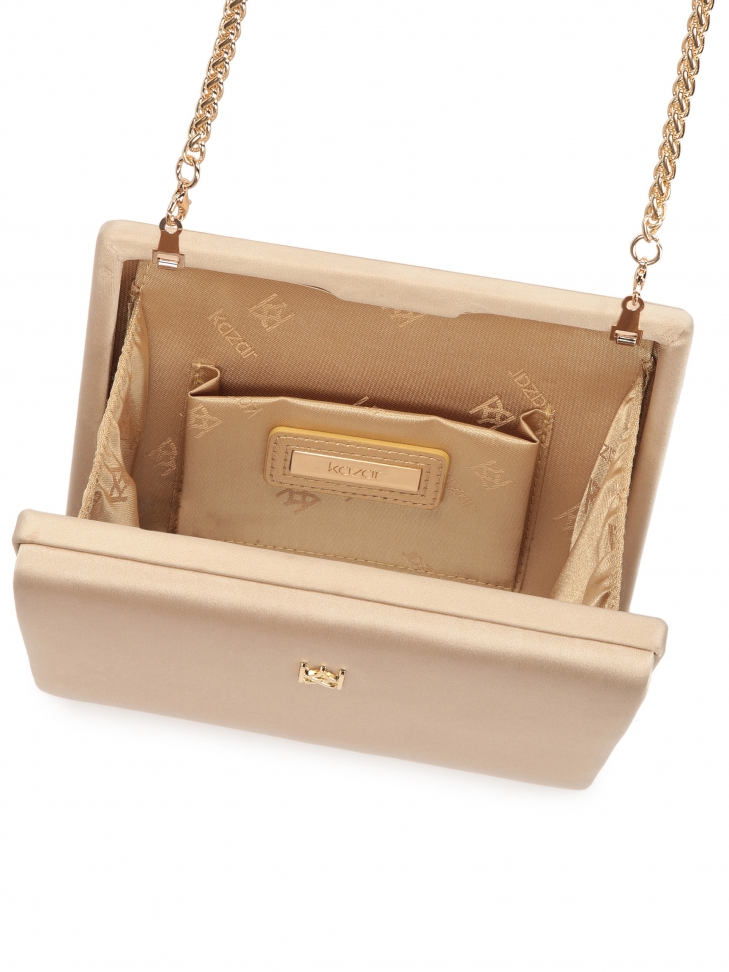 Sztywna torebka poyta beżową tkaniną