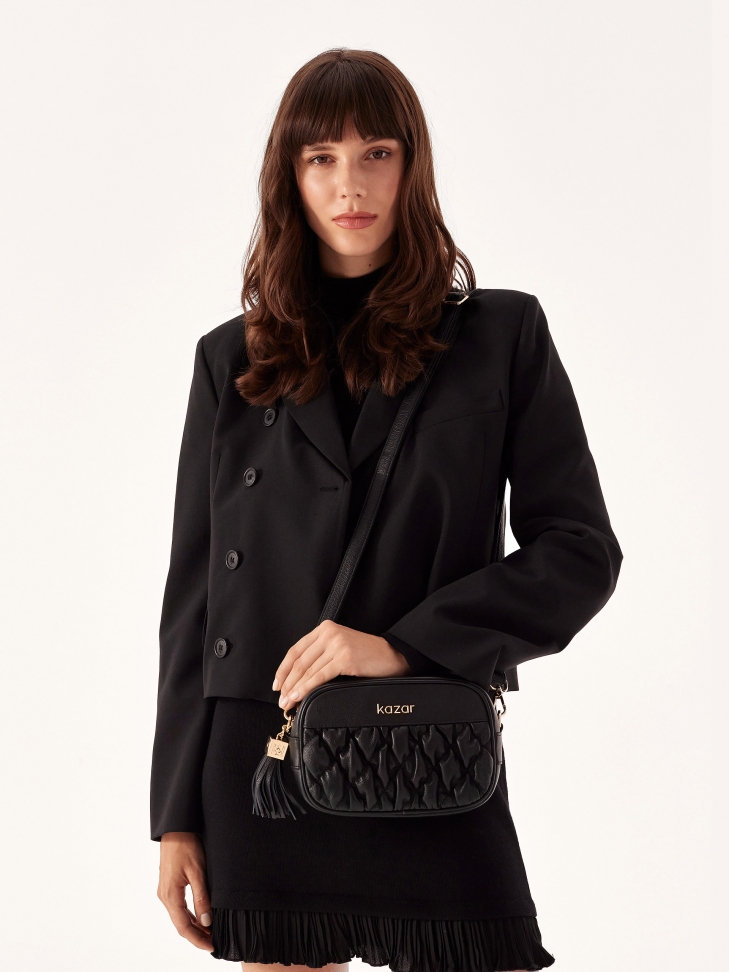 Czarna torebka z pikowaniem na przodzie