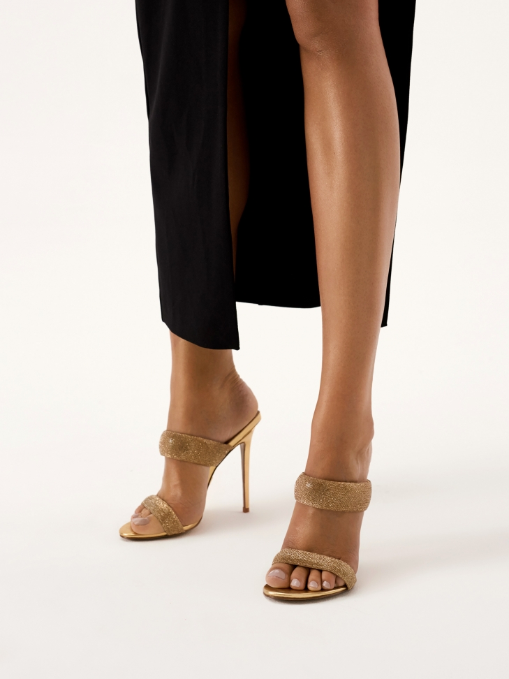 Klapki na obcasie z miękkimi błyszczącymi paskami