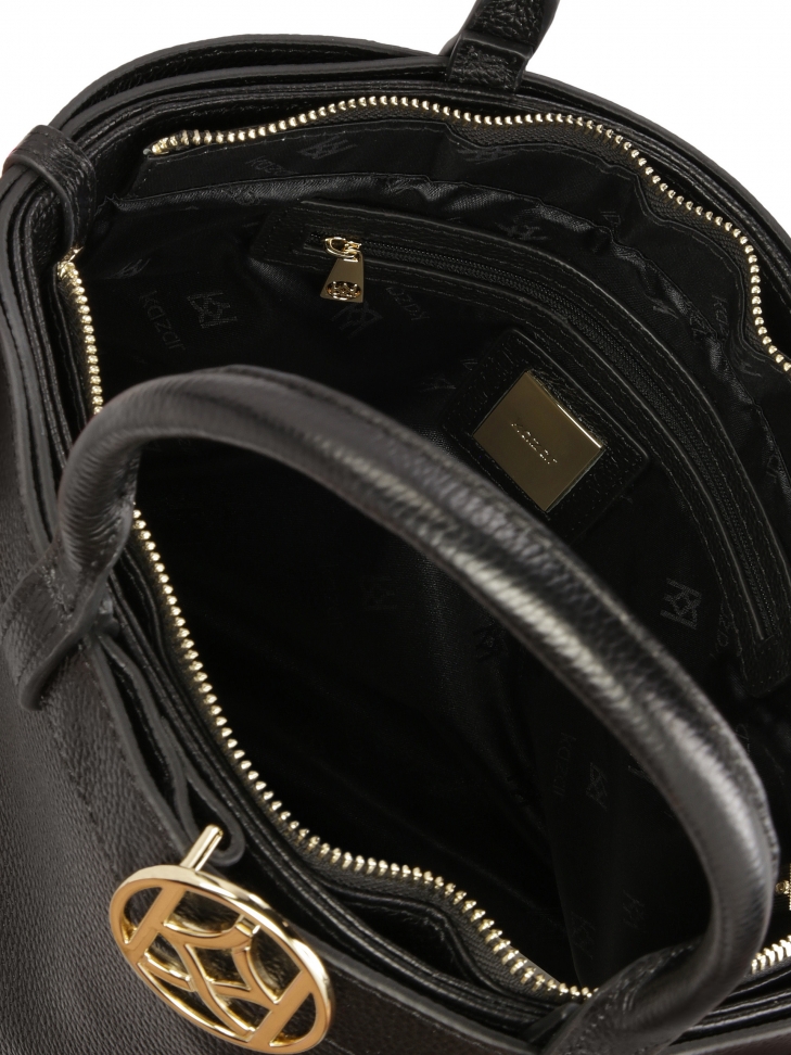 Torebka trapez ozdobiona paskiem