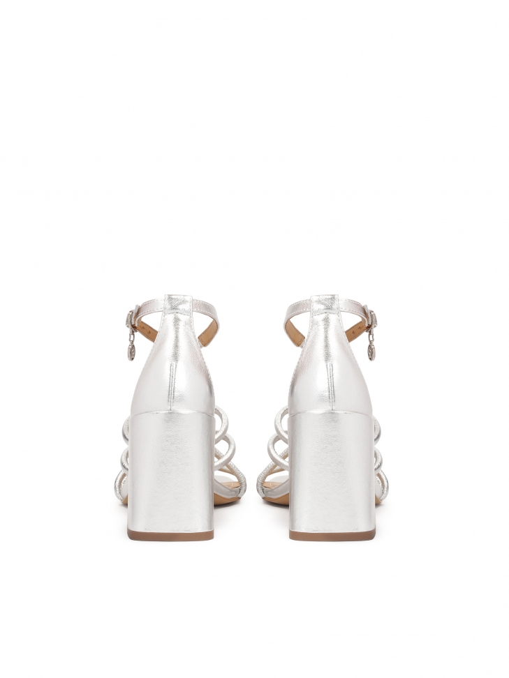 Srebrne skórzane sandały z plecionymi paskami