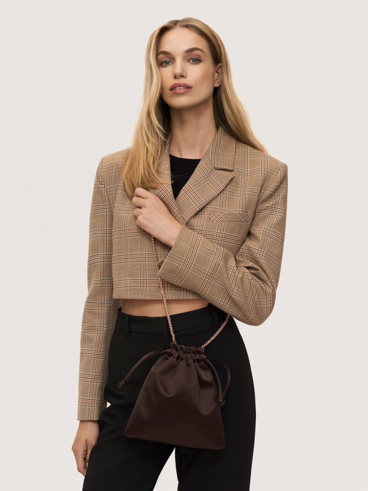 Ciemnobrązowa torebka sakiewka o satynowym wykończeniu