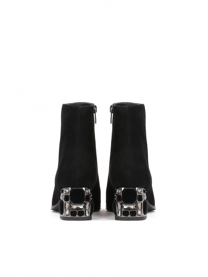 Zamszowe botki na słupku ozdobionym dużymi cyrkoniami