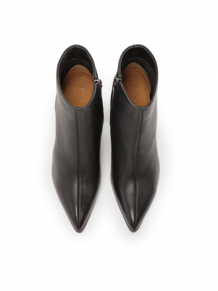 Klasyczne botki w szpic z lakierowanymi elementami