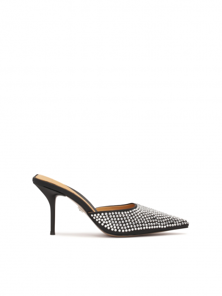 Czarne klapki na obcasie ze srebrnymi yształkami