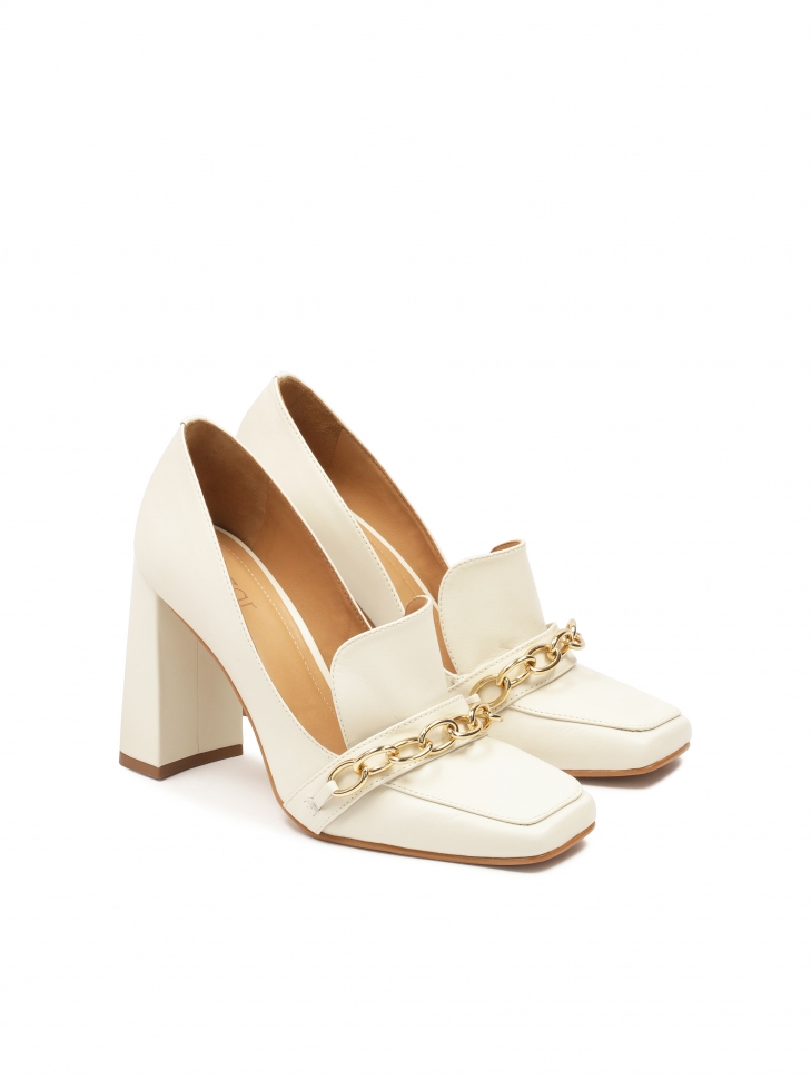 Czółenka z kwadratowymi noskami i łańcuchami