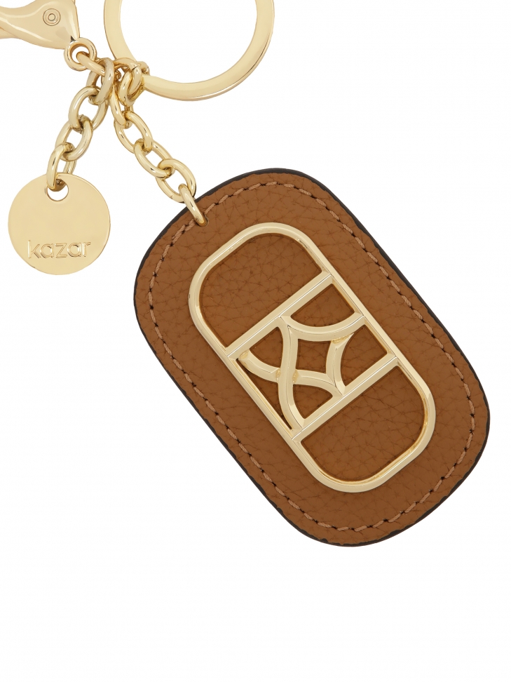 Brązowy brelok z dużym monogramem KAZAR