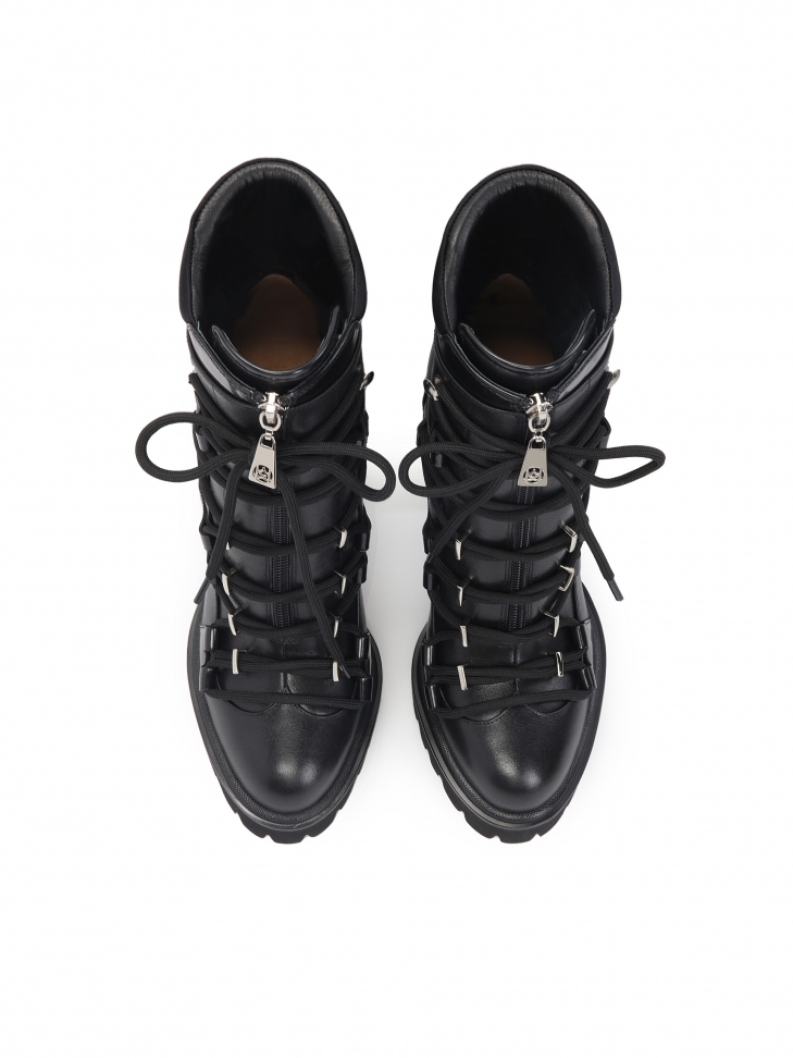 Awangardowe botki z ozdobnym sznurowaniem