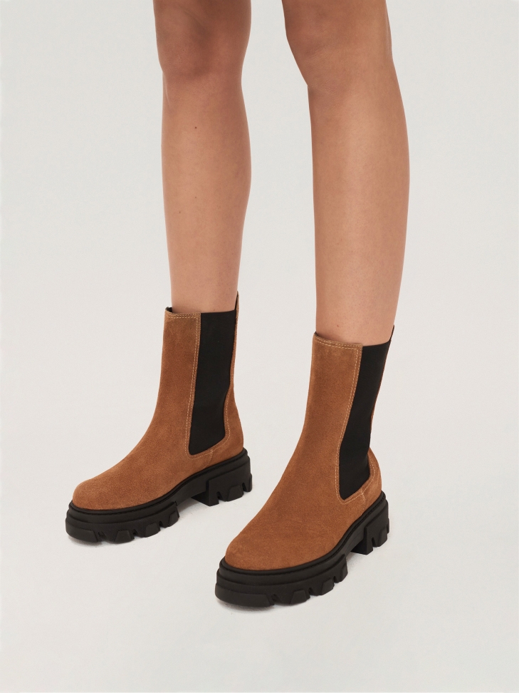 Modne zamszowe botki typu chelsea na trepowej podeszwie