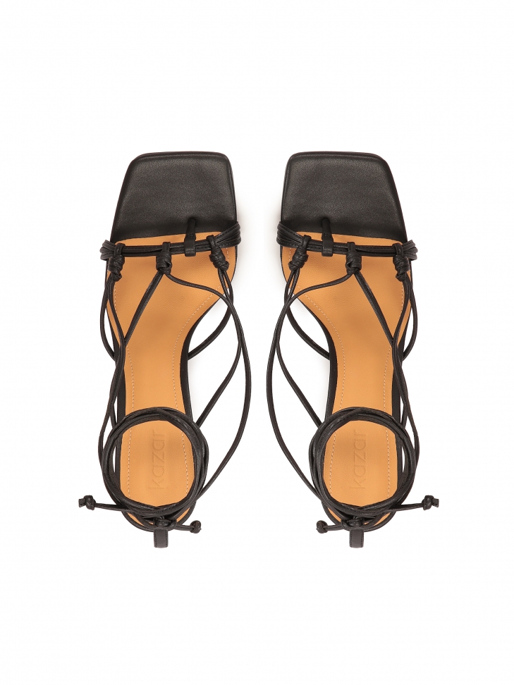 Czarne sandały japonki na wysokim obcasie