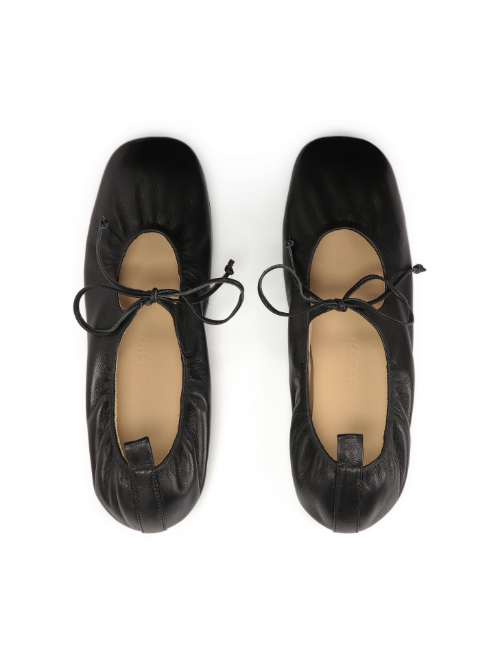 Skórzane baleriny z wiązaniem