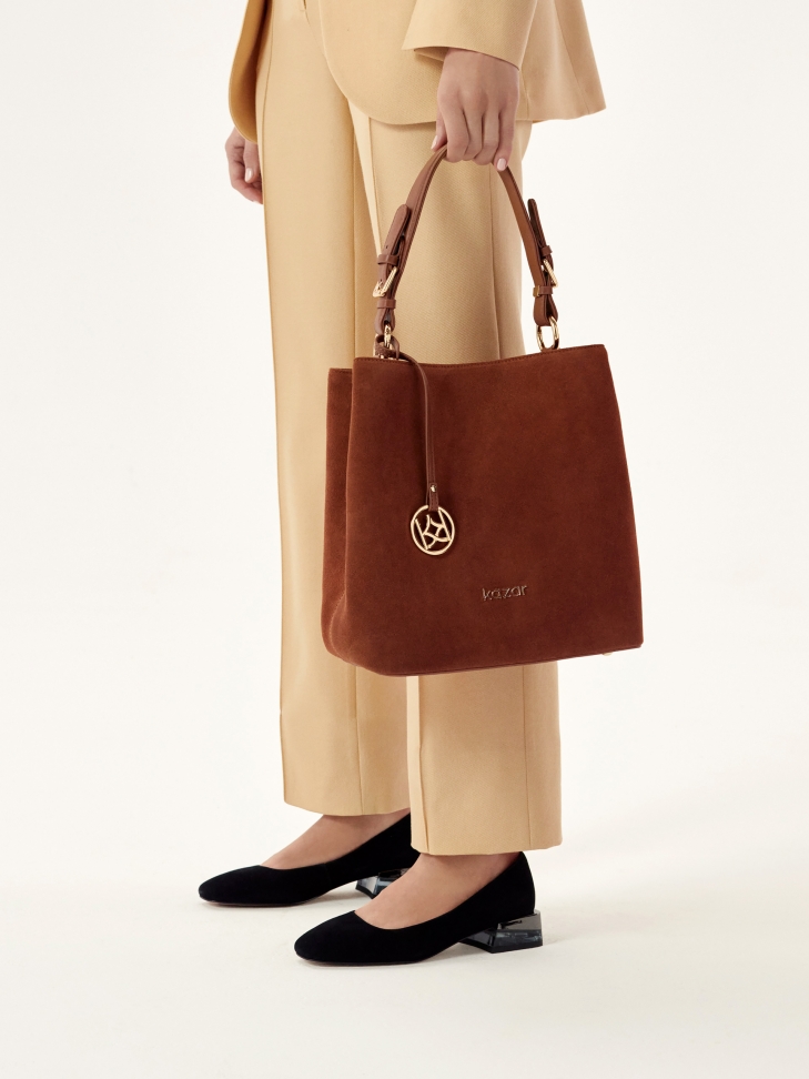 Zamszowe czółenka na niskim obcasie z tworzywa i metalu