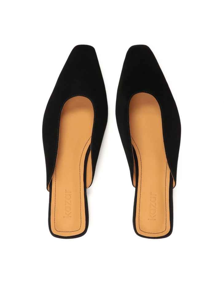 Czarne zamszowe klapki z pełnymi noskami